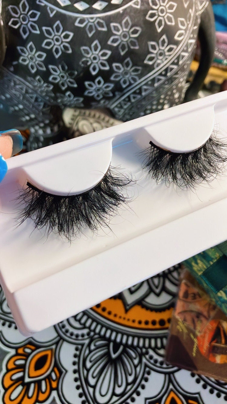 Super fluffy soft bold baddie eyelash extensions in thick faux mink big bold beautiful reusable messy black lashes