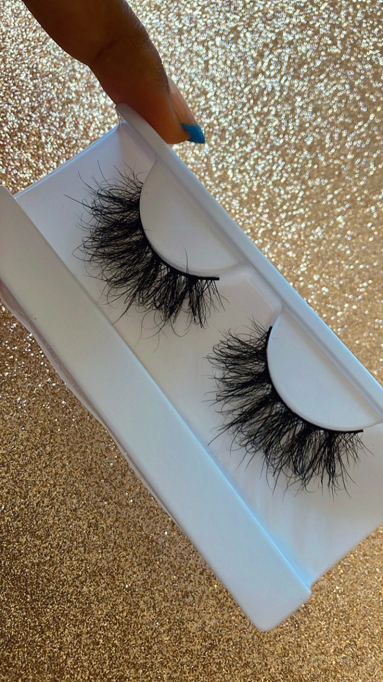 Super fluffy soft bold baddie eyelash extensions in thick faux mink big bold beautiful reusable messy black lashes