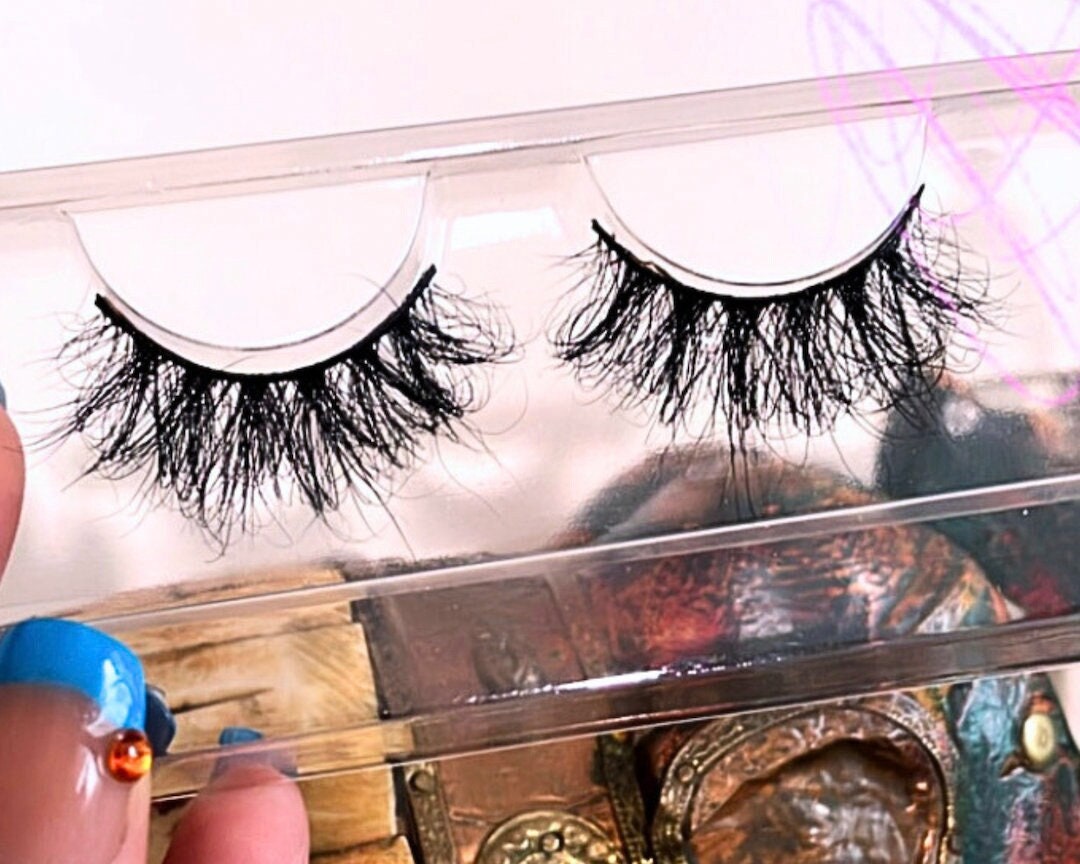 Super fluffy soft bold baddie eyelash extensions in thick faux mink big bold beautiful reusable messy black lashes