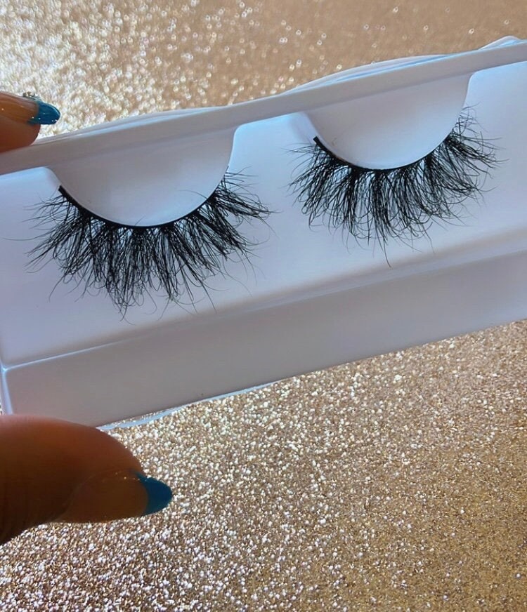Super fluffy soft bold baddie eyelash extensions in thick faux mink big bold beautiful reusable messy black lashes